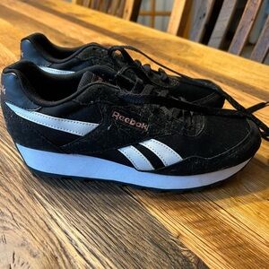 Reebok women’s size 8 black and white casual sneaker with comfort foot bed